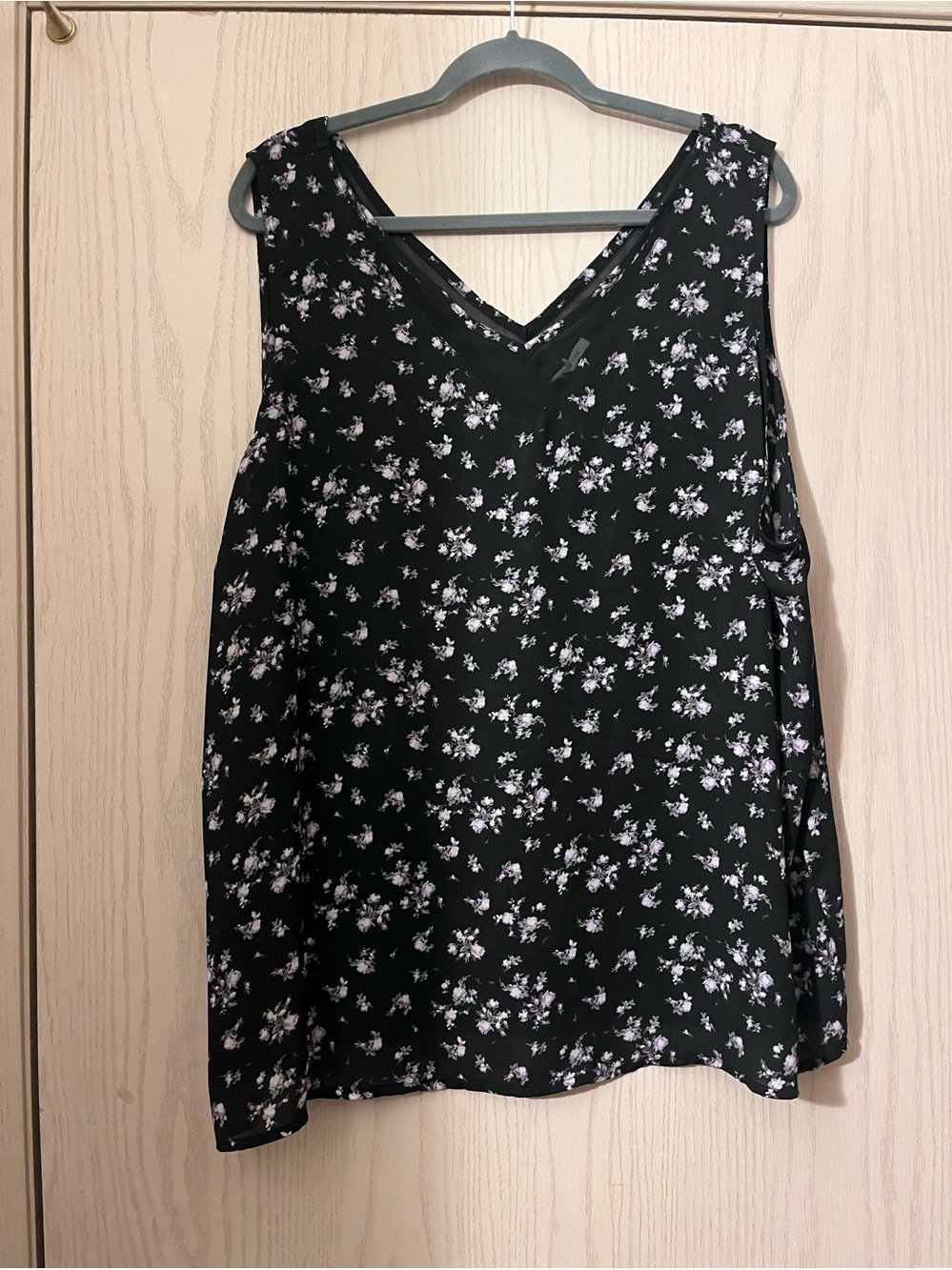 Maurices Black Floral V-Neck Sleeveless Camisole